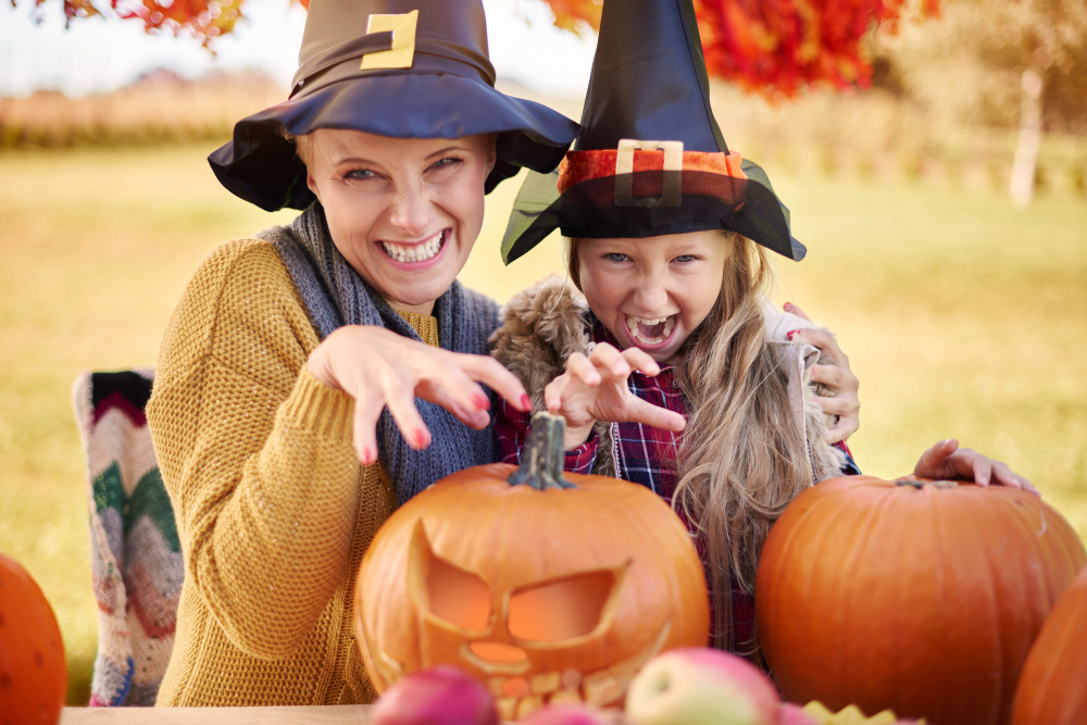 Celebrate Halloween night with children at home - Enjoy the family